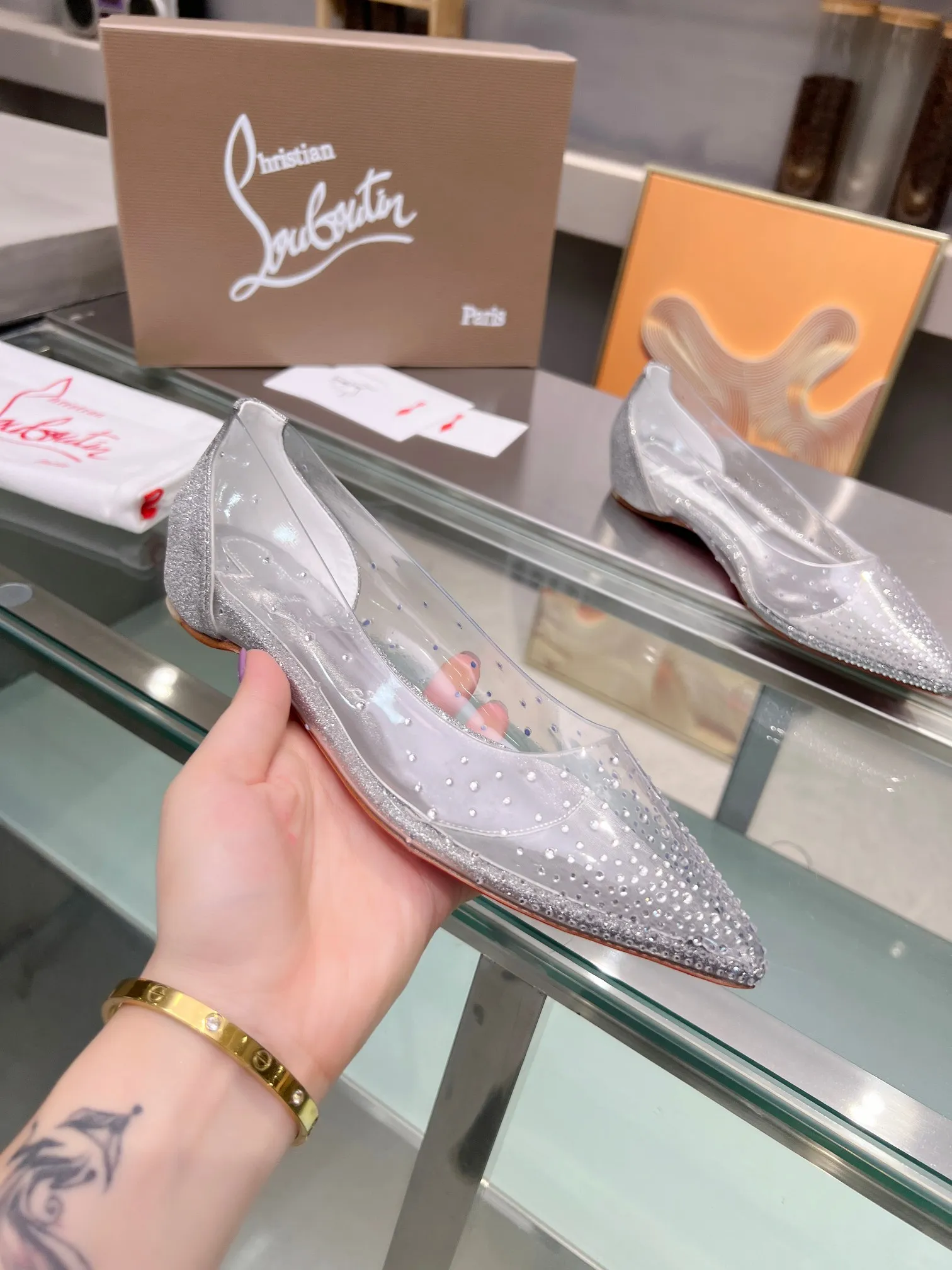 👟👟Ex-factory price 560👟👟 Christian Louboutin CL red-soled shoes‖ Globally limited edition! Blessings from Las Vegas❤ Inspired by the colorful neon of Las Vegas🎆 Handmade, exquisite craftsmanship❗Collectible work❗ Absolutely eye-catching presence🌟 Transparent PVC ironed with various crystal diamonds, very delicate, too beautiful, too beautiful, too beautiful. Stiletto fashion sandals are simply irresistible. Sexy goddess releases invincible femininity. The gorgeous red sole is like the red carpet the queen steps on when she ascends to the top. Her aura will be full in every minute. Whether in love or in the workplace, she will be popular to the end. Extraordinarily fascinating and full of femininity! Suitable for all kinds of parties 💎 Unbeatable classic, all original one-to-one mold customization 🍳Fabric: original material PVC/mesh 🍳Inner: imported soft sheepskin lining feet 🍳Outsole: original genuine leather sole 🍳Heel height: flat bottom increased by 3cm/8.5cm/10.5cm 🍳Color: gold, silver, black, white 🍳Size : 35-39 (40/41/42/43 customized, non-returnable) standard code 🍳Packing: with cloth bag, card